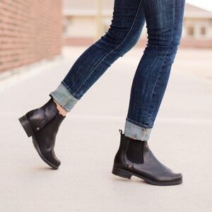 Galibelle Chelsea black leather ankle boot 39